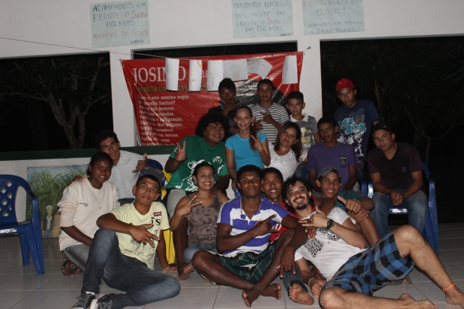 Jovens se reúnem para foto durante a noite cultural na chácara da CPT
